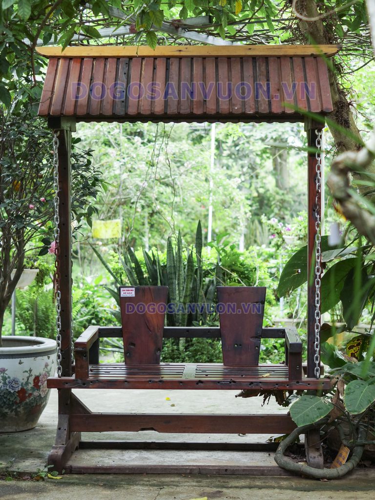 Bộ xích đu gỗ ngoài trời được trưng bày ngoài trời, trong khuôn viên của Công viên thực vật cảnh Việt Nam để du khách tới tham quan có thể ngắm và trải nghiệm sản phẩm.