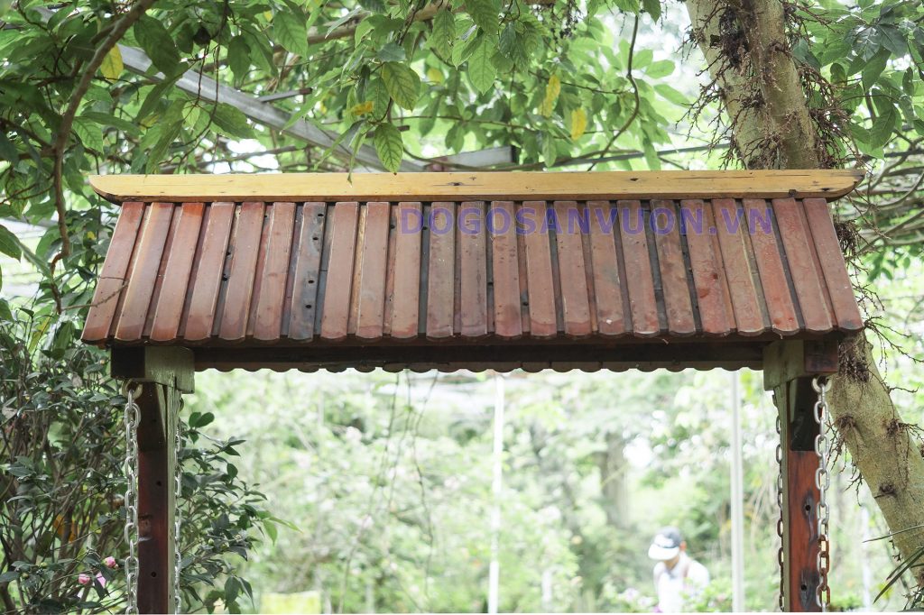 Phần mái che của bộ xích đu gỗ ngoài trời XD001 cũng được chế tác rất tỉ mỉ, vừa đáp ứng nhu cầu che nắng, vừa tăng tính thẩm mỹ cho sân vườn nhà bạn.