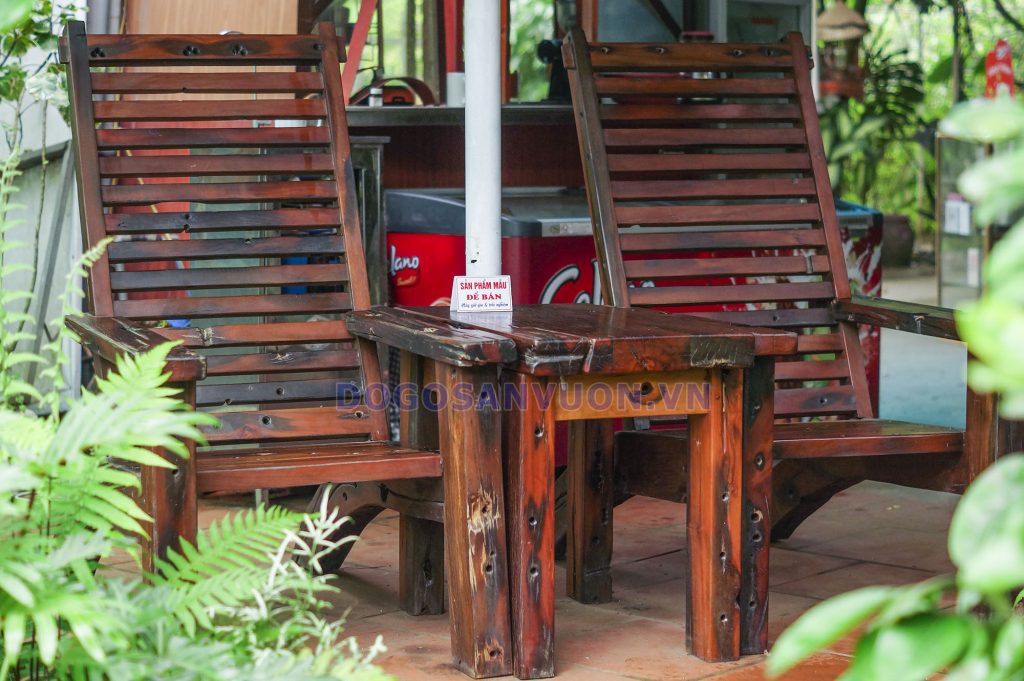 Một bàn nhỏ (mặt bàn kích thước 80 x 45cm)  được đặt giữa 2 ghế thư giãn. Bạn có thể để đồ dùng hoặc đồ uống trà, cafe rất tiện lợi.
