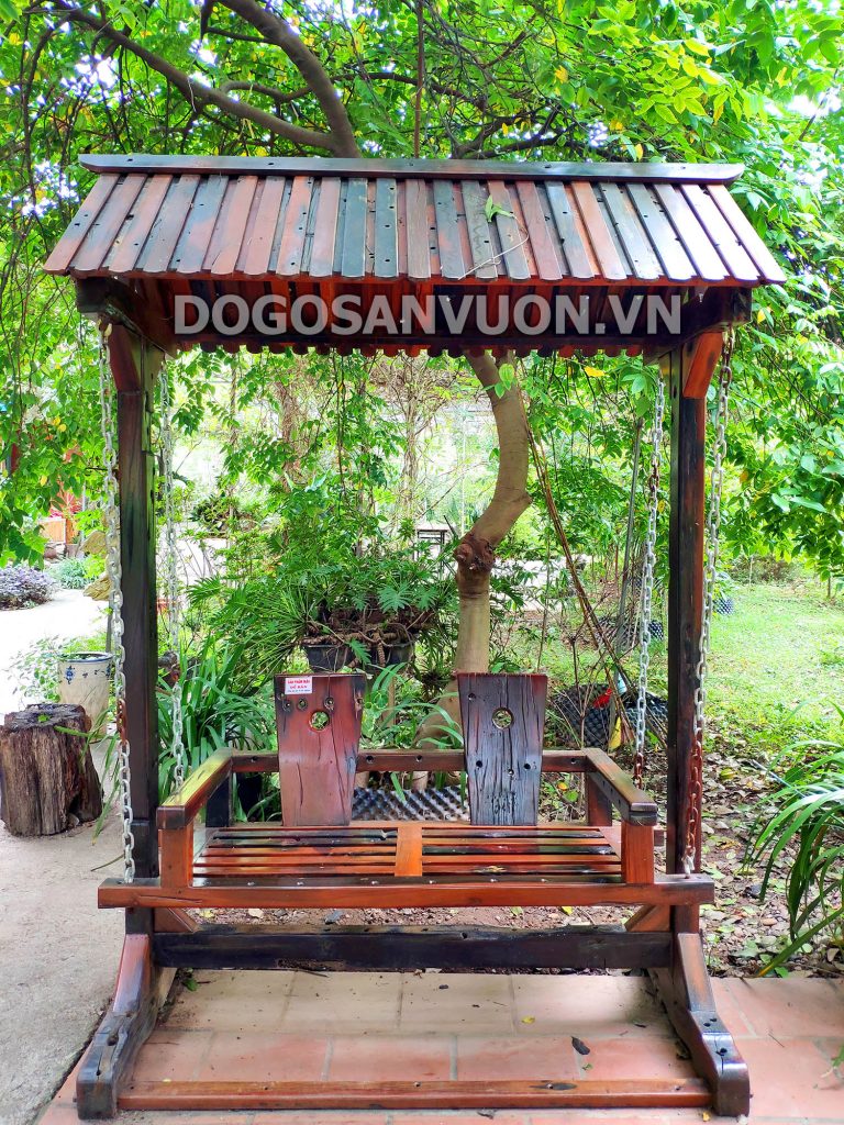 Một chiếc xích đu từ gỗ tàu thuyền được trưng bày tại showroom Công viên thực vật cảnh Việt Nam