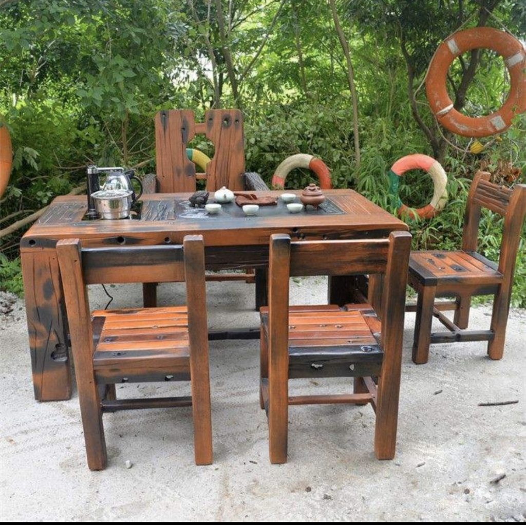 Những sản phẩm bàn ghế gỗ sân vườn rất chắc chắn, chịu được thời tiết khắc nghiệt