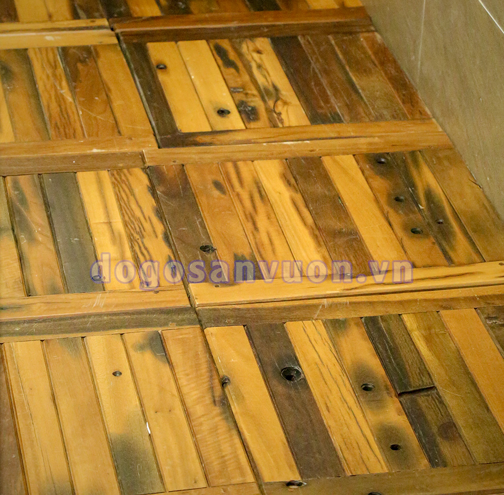 Sàn gỗ từ nguyên liệu gỗ tàu biển được chúng tôi sử dụng cho nền nhà vệ sinh, chúng có độ bền rất cao