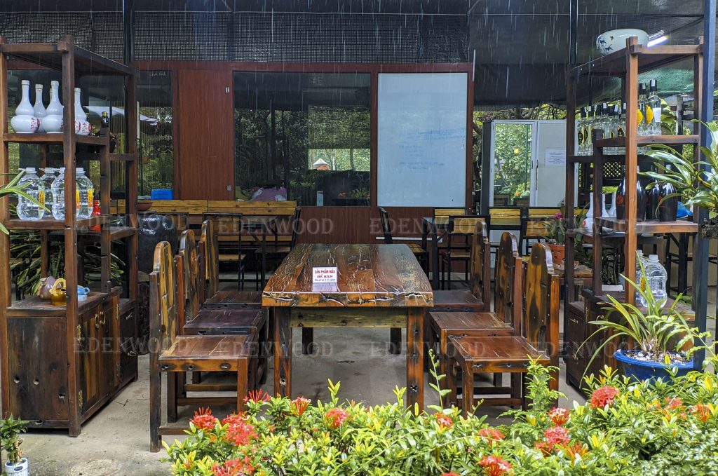 Bộ bàn ăn ngoài trời được trưng bày trong khuôn viên Công viên thực vật cảnh Việt Nam, chính là showroom đồ gỗ sân vườn cao cấp EdenWood